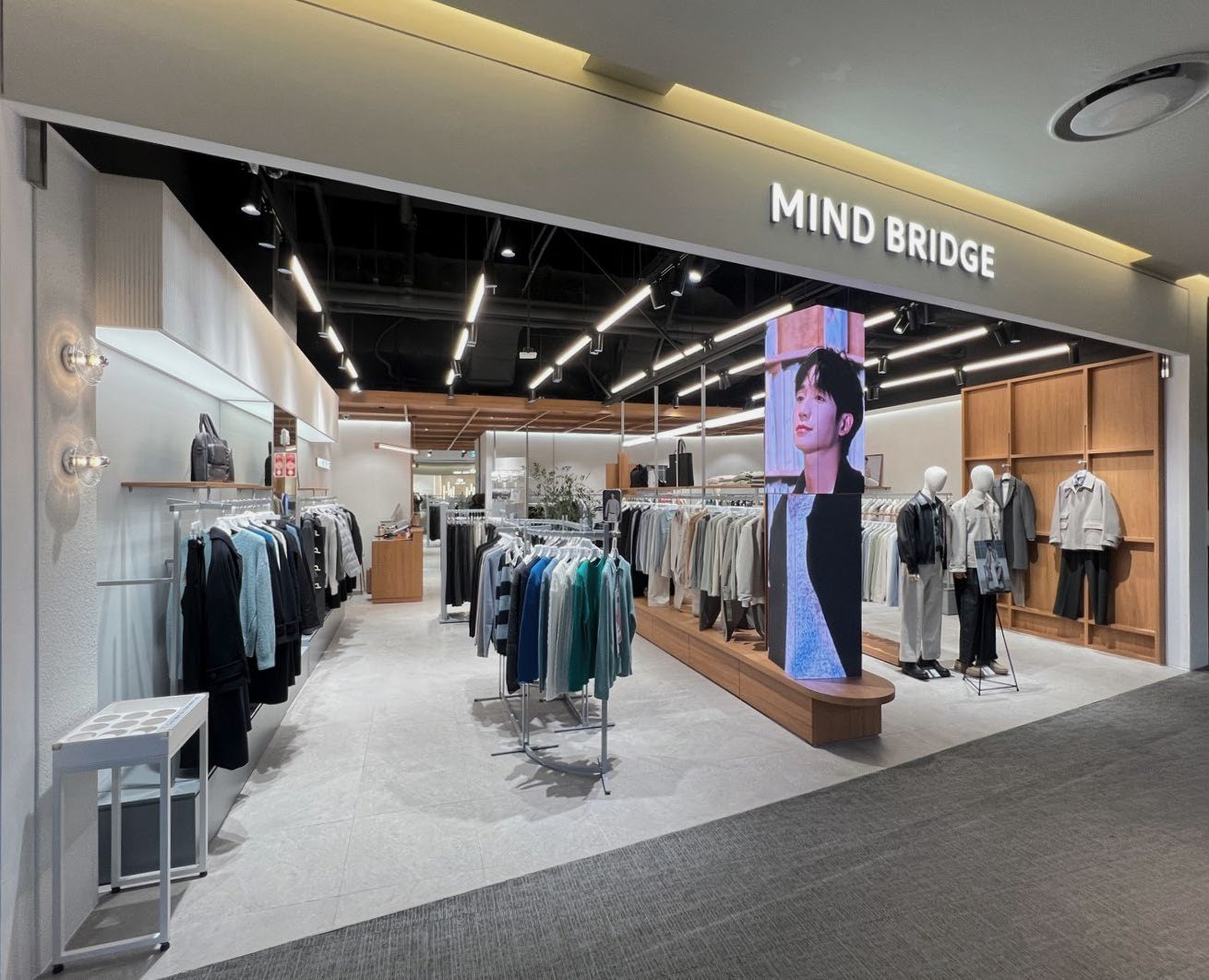 Mind Bridge flagship store entrance